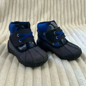Kids  winter snow/rain boots. Size 5